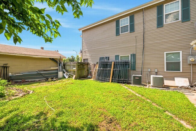 Building Photo - 511 Schirmer St