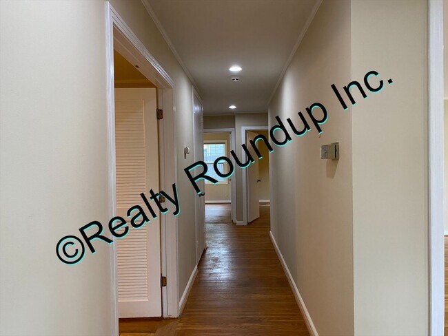 Building Photo - Beautiful Lincoln Village Home