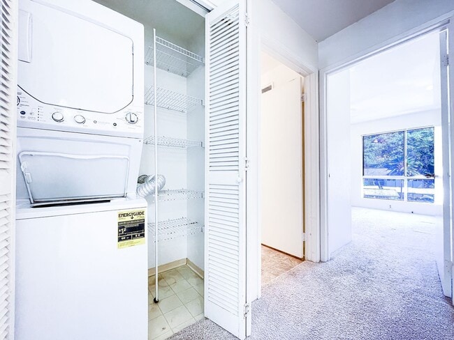 Building Photo - Gardens at Launani! Pet Friendly with A/C!