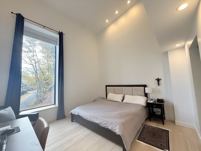 Building Photo - 6 Parkside Dr