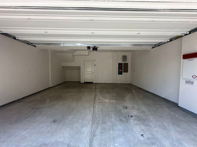 Building Photo - 4 bedroom home for leasing in Chino