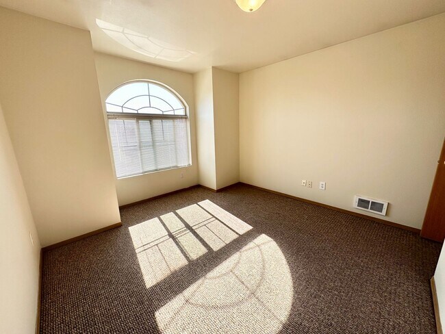 Building Photo - 2107 Yellowstone St