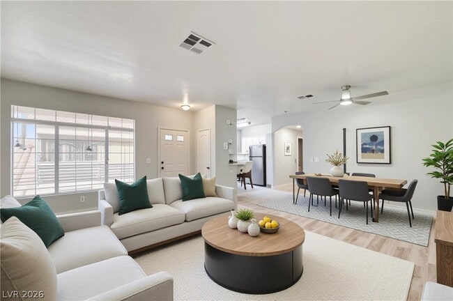 Building Photo - 1900 N Torrey Pines Dr