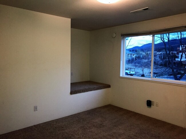 Building Photo - Two bedroom townhouse near Downtown!  Available Now
