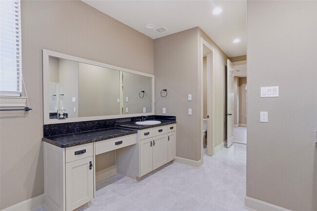 Building Photo - 1603 W 14th St