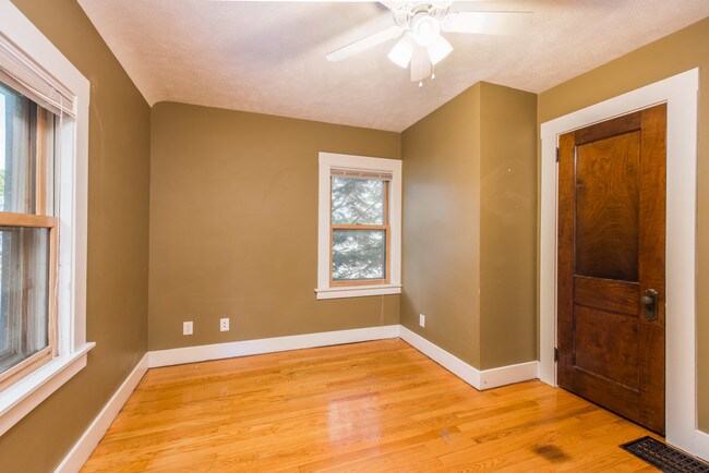 Building Photo - 606 Valley Ave NW