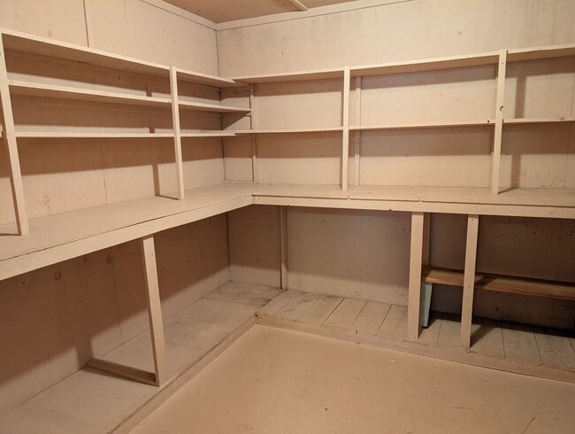 Building Photo - 722 Bryden Ave