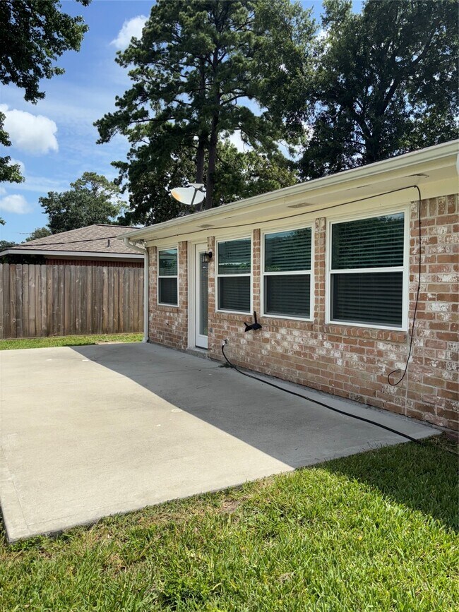 Building Photo - 15815 Whipple Tree Dr