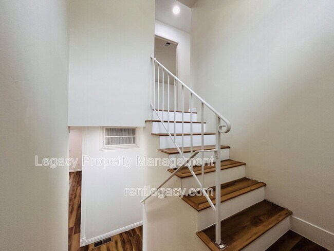 Building Photo - 493 Dahlia St
