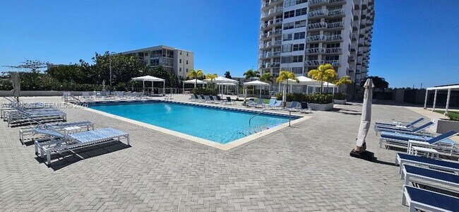 Building Photo - 18081 Biscayne Blvd