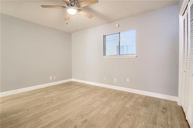 Building Photo - 2122 Hancock Dr