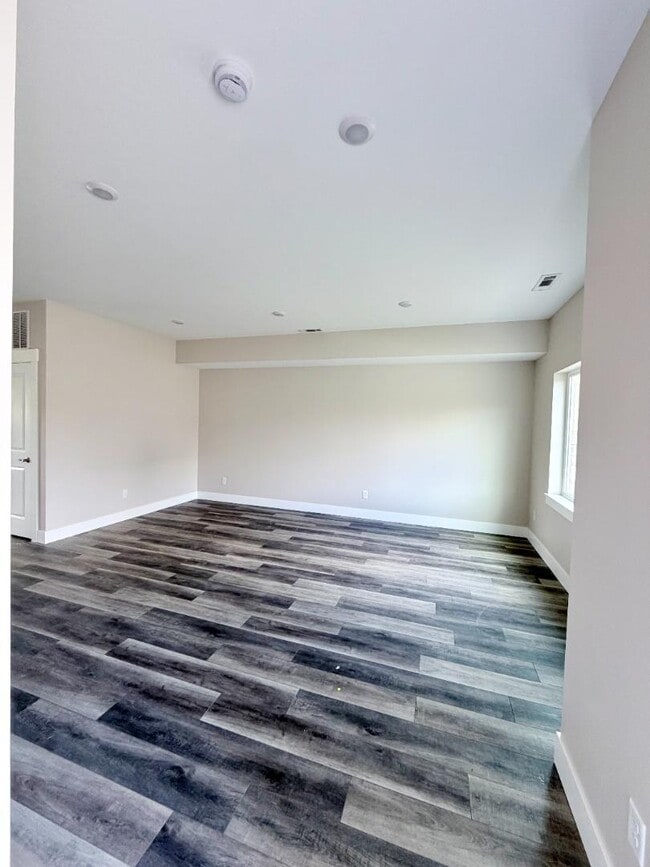 Building Photo - 7212 Shaver Dr