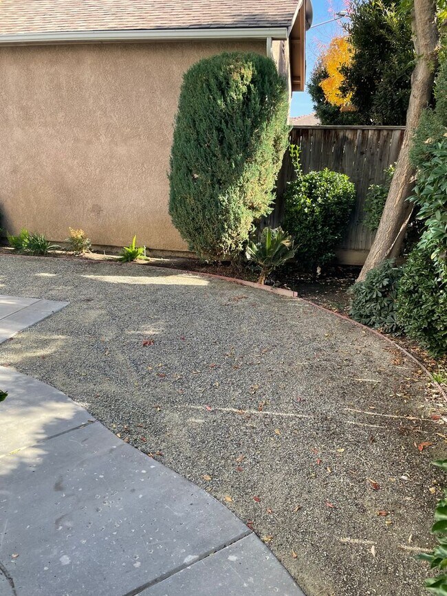 Building Photo - 714 W Riviera Ln