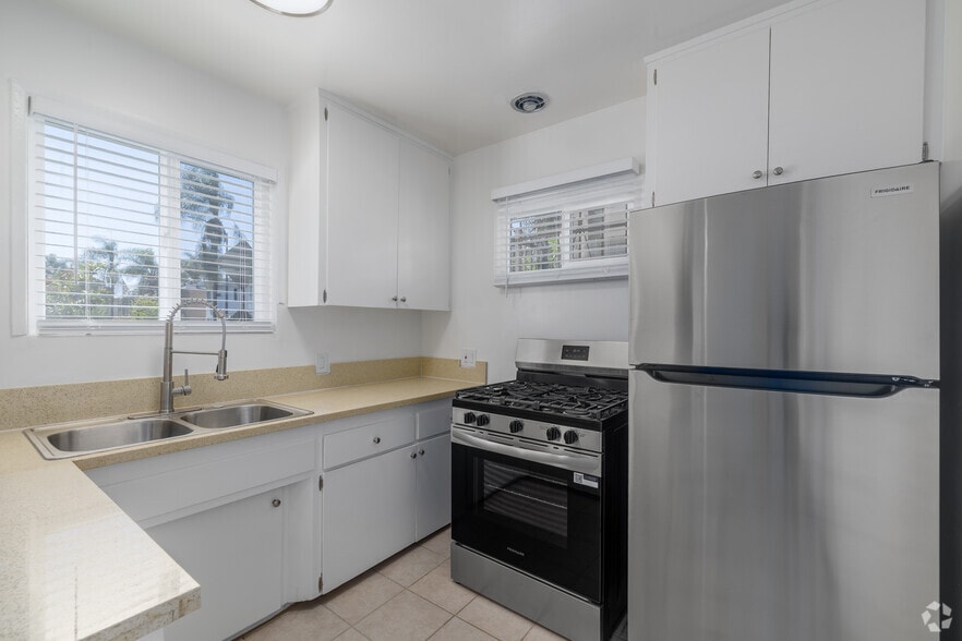 1BR, 1BA - 705SF - Kitchen - 4143 Palmwood Dr