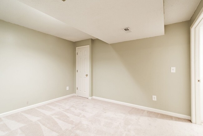 Building Photo - 4 Bed Overland Park Home - Blue Valley Sch...