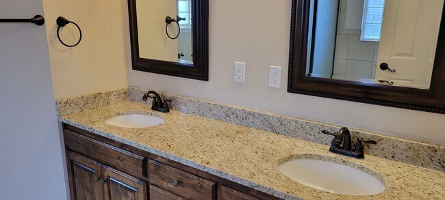 Building Photo - SPECTACULAR NEWER HOME, FIREPLACE, FORMAL ...