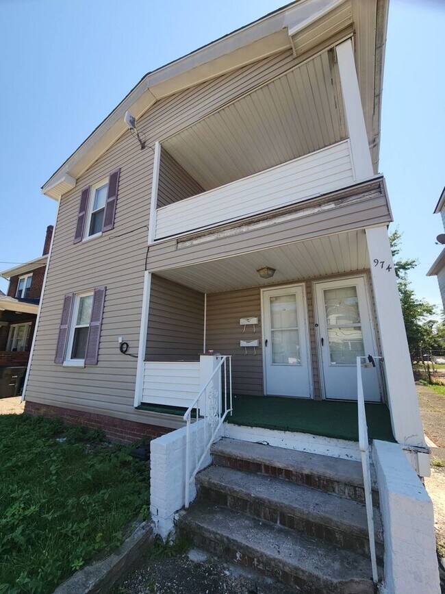 Building Photo - 974 Royal Rd
