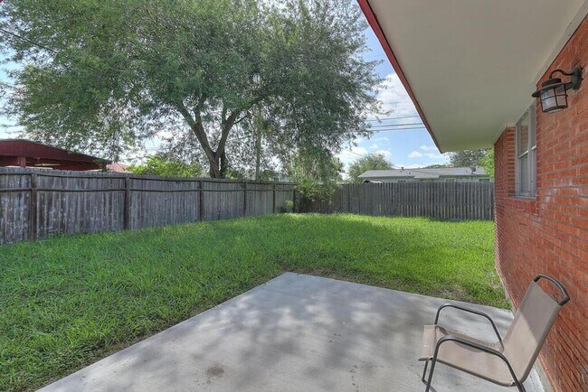 Building Photo - 1106 Bradshaw Dr