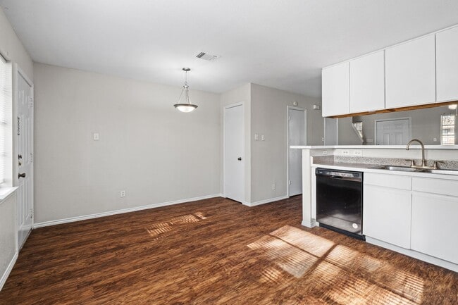 Building Photo - River Crossing ATX - Townhome - 2bd/2.5ba - W/D - Close to Downtown - $1395