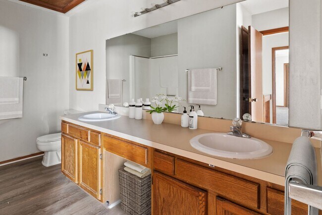 Building Photo - Spacious Updated 2 Bedroom 1.5 Bath Townhomes