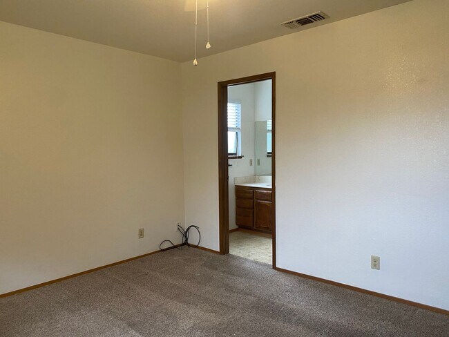 Building Photo - Nice well cared for home in desirable Edge...