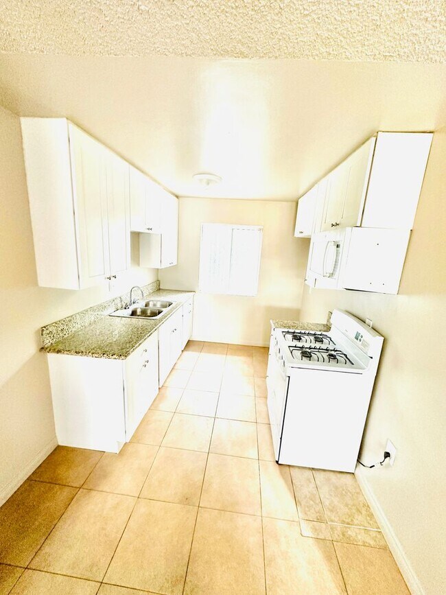 Interior Photo - Cerritos Avenue Apartments