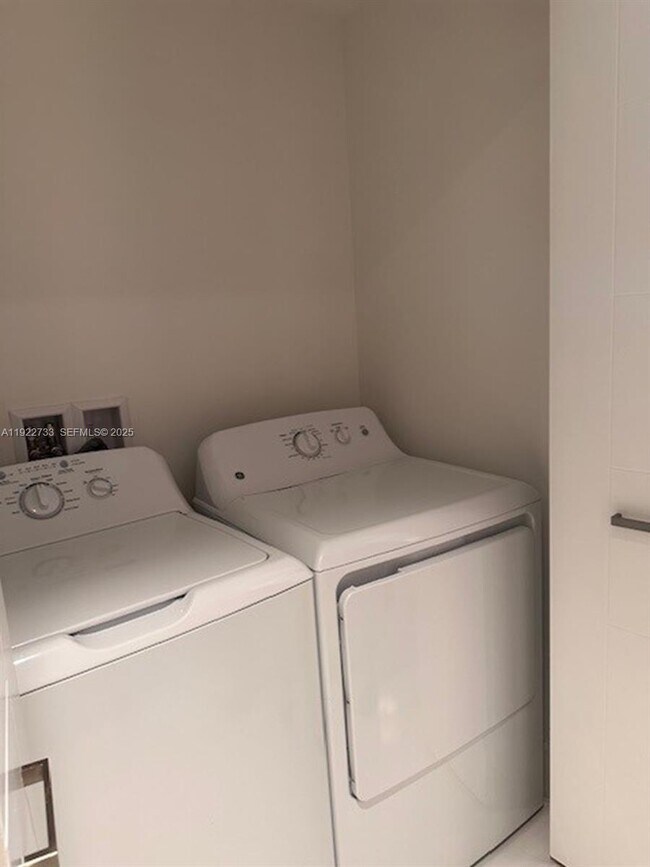 Building Photo - 301 Altara Ave