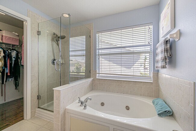 Building Photo - Elegant Venetian Bay Home