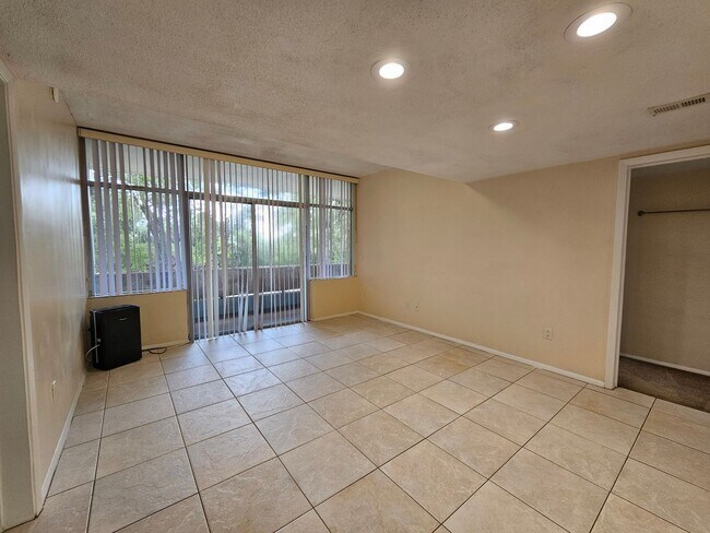 Building Photo - 6 Bedroom/3 Bath home in Black Acres