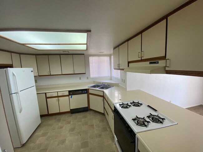 Building Photo - Great 3 Bedroom Henderson Home with Pool!