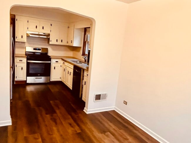 Building Photo - 7724 W Birchwood Ave