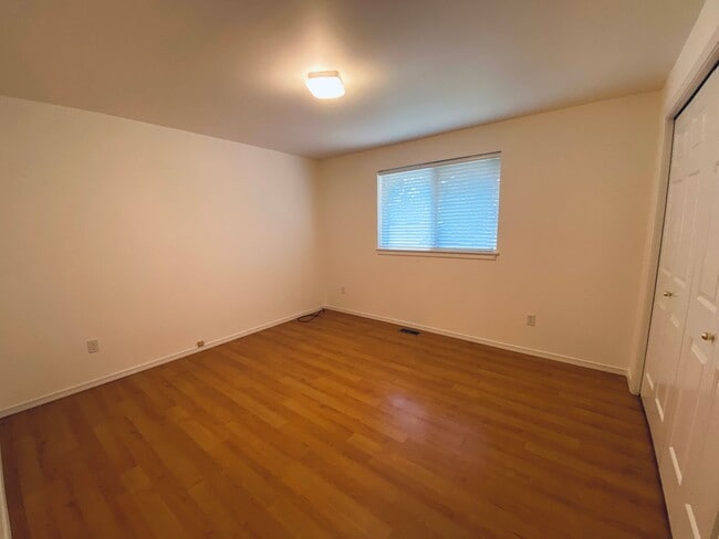 Building Photo - Quiet Duplex in Mount Vernon Neighborhood