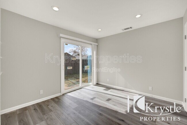 Building Photo - 1007 Maple Ave