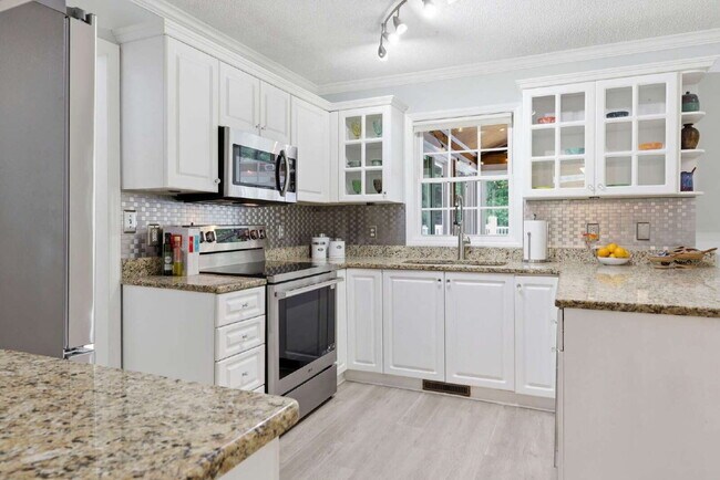 Building Photo - Three-Bedroom Home with Pool in Garner