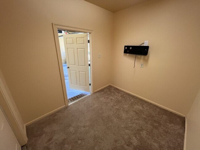 Building Photo - Must See!  Beautiful 4 bd, 3 ba home in co...