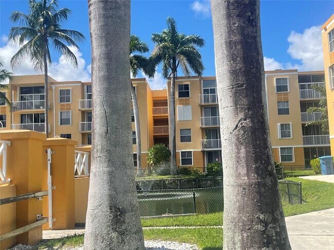 Building Photo - 1341 SE 3rd Ave