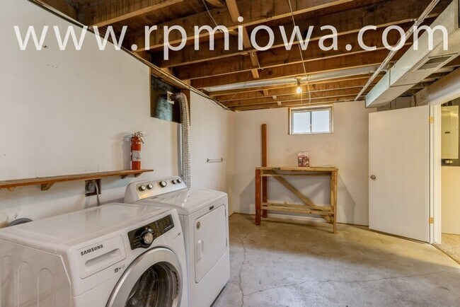 Building Photo - WONDERFUL RANCH HOME!! 2 Bed, 1 Bath Home in Ankeny