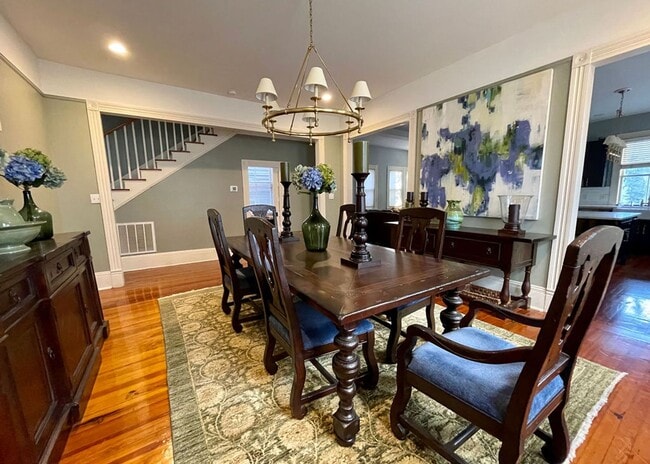 Building Photo - Available for lease May-September 2026. Stunning Fully-Furnished 3 BR/2.5 BA Available in the Hea...