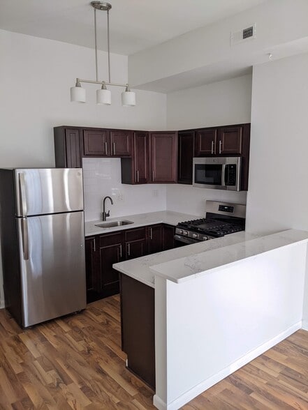 Kitchen with breakfast bar - 1912 9th St NW