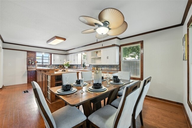 Building Photo - 1323 Dublin St