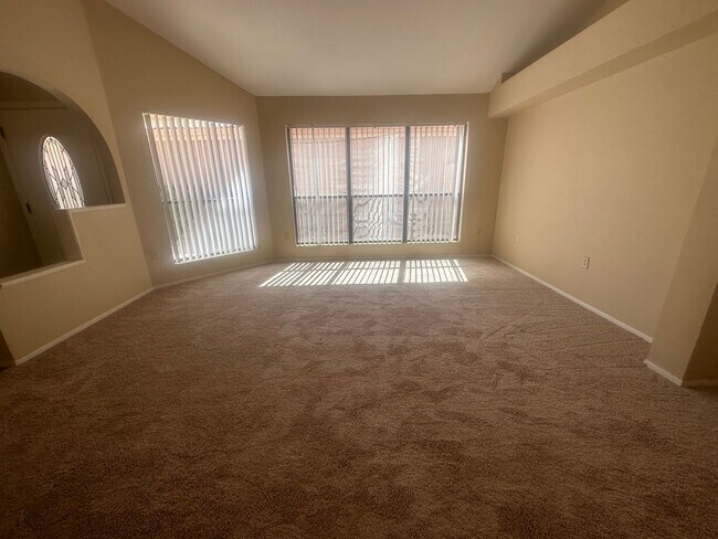 Building Photo - Gilbert home with community pool.