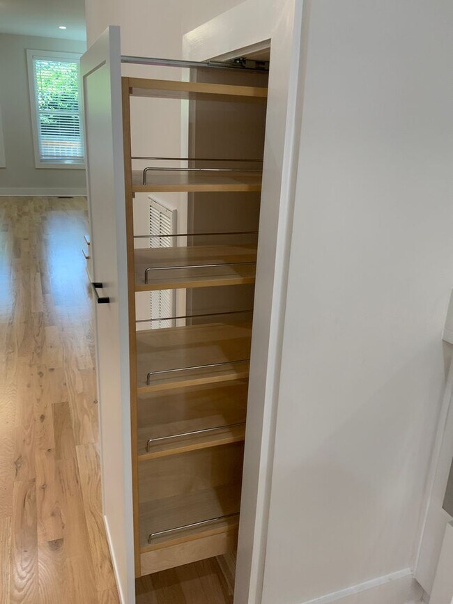 Building Photo - Fabulous Home In West Nashville