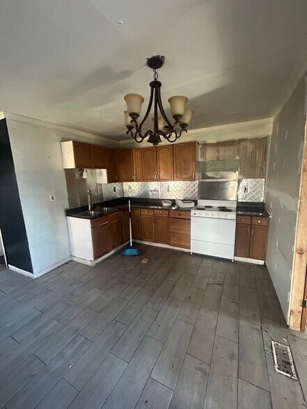 Building Photo - 3819 Kossuth Ave