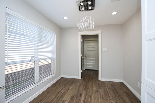 Building Photo - 2214 Holly Knoll St