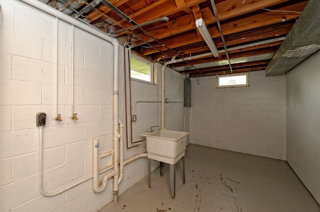 Building Photo - 4 Bedroom / 2 Bath Home Available Now!