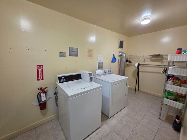 Building Photo - 1BR/1BA waterfront condo with golf course ...