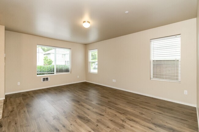 Building Photo - 1360 Sinclair Dr
