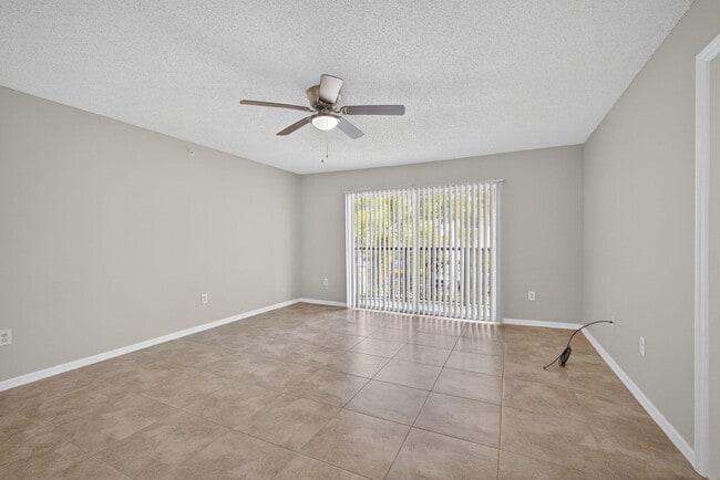 Building Photo - 1100 Crestwood Ct S