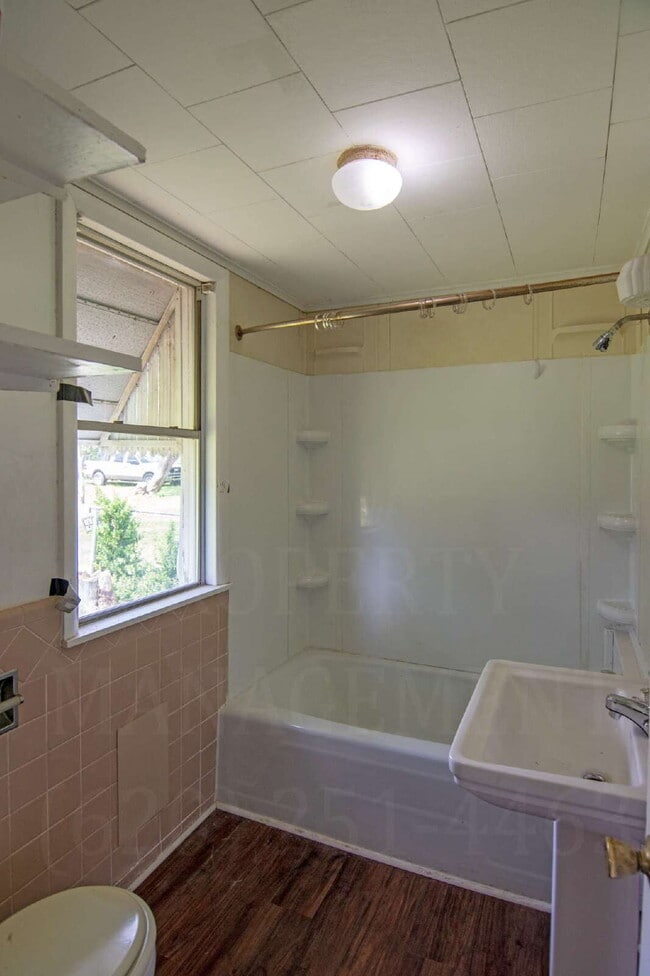 Building Photo - 1-Bedroom + Bonus Room 1-Bathroom Home