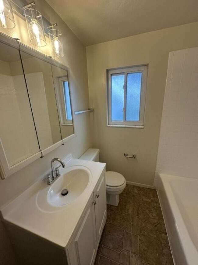 Building Photo - 700 700 W